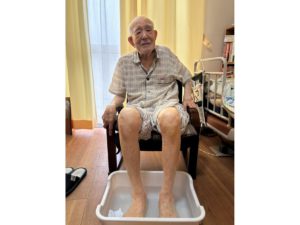 みんなのかかりつけ訪問看護ステーション箕面店のご利用者さまの足浴の様子